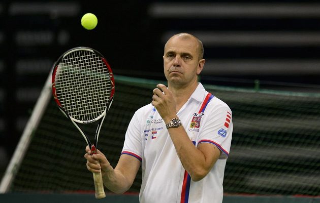 Kapitán Vladimír Šafařík na tréninku českého týmu před finále Davis Cupu v Bělehradu.