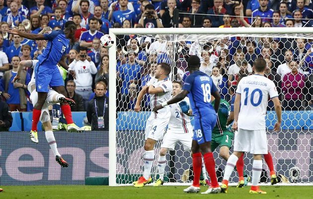 Paul Pogba (ve výskoku vlevo) střílí hlavou druhý gól Francie ve čtvrtfinále ME proti Islandu.