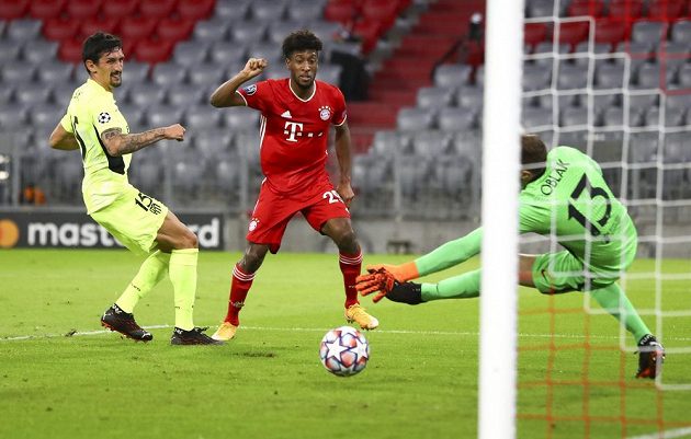 Kingsley Coman (uprostřed) dává první gól Bayernu, překonává brankáře Atlétika Jana Oblaka, vlevo Stefan Savič.