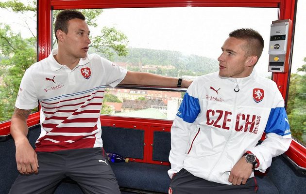 Brankář Marek Štěch (vlevo) a obránce Pavel Kadeřábek v lanovce nad Prahou během svého prvního srazu fotbalové reprezentace před utkáním ve Finsku.