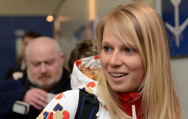 Biatlonistka Eva Puskarčíková před odletem do Soči na Zimní olympijské hry dne 30. ledna 2014 na kbelském letišti.