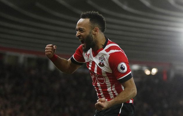 Nathan Redmond ze Southamptonu slaví gól proti Liverpoolu v prvním semifinálovém duelu Ligového poháru.