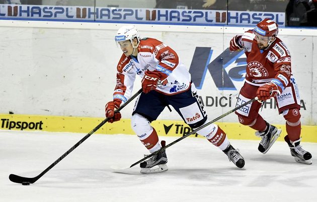 David Tomášek z Pardubic (vlevo) a třinecký útočník Rostislav Marosz v utkání 14. kola Tipsport extraligy.