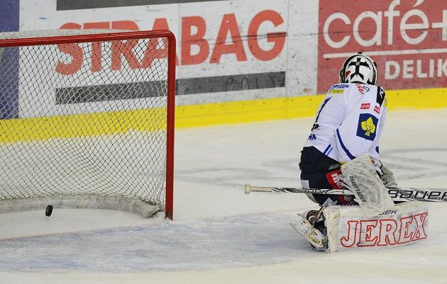 Brněnský brankář Marek Čiliak inkasuje gól proti Spartě ve čtvrtém semifinálovém utkání play off extraligy.