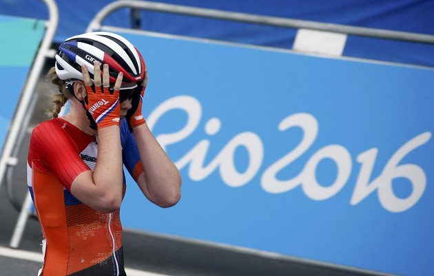 Nizozemak Anna van der Breggenová se raduje z vítězství v olympijském závodě.