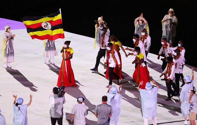 Ugandská výprava nastupuje na Olympijský stadion během zahajovacího ceremoniálu LOH 2021 v Tokiu.