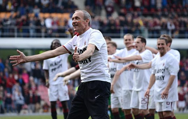 Masér Sparty Praha Tomáš Stránský slaví s fanoušky vítězství v derby se Slavií.