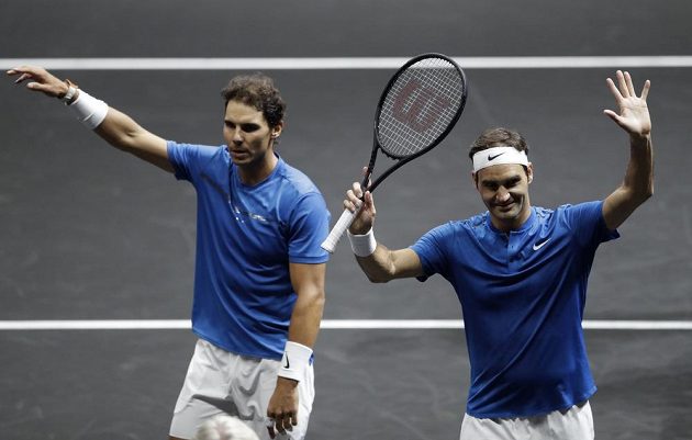 Švýcar Roger Federer (vpravo) a Španěl Rafael Nadal z týmu Evropy po utkání s Američany Samem Querreym a Jackem Sockem z výběru světa.