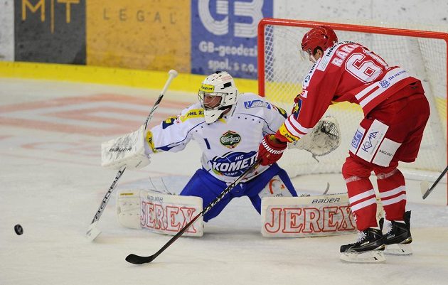 Třinecký útočník Daniel Rákos před brněnským brankářem Markem Čiliakem v zápase 10. kola Tipsport extraligy.