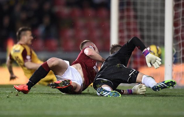 Sparťan Pavel Kadeřábek sleduje, jak míč putuje za záda brankáře Dukly Filipa Rady.