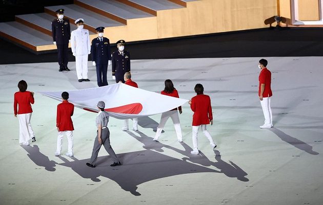 Slavnostní pochod s japonskou vlajkou během zahajovacího ceremoniálu LOH 2021 v Tokiu.