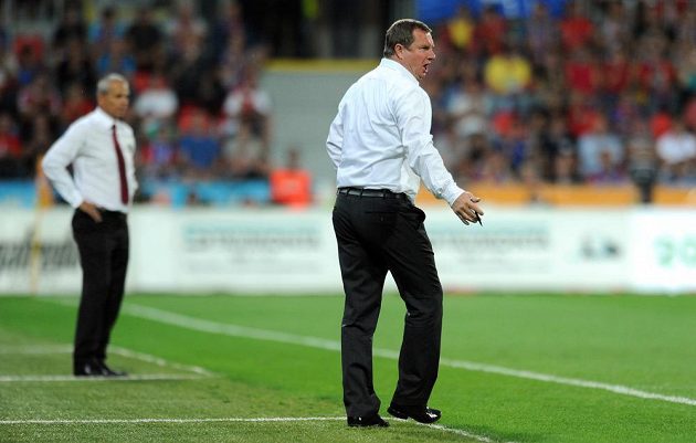 Plzeňský trenér Pavel Vrba během zápasu se Spartou. V pozadí jeho protějšek Vítězslav Lavička.