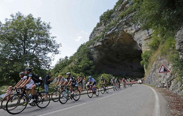 Cyklisté na trati 16. etapy Tour de France s cílem v Bagneres-de-Luchon.