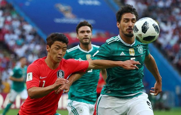 Německý fotbalista Mats Hummels se snaží odstavit soupeře během utkání MS s Koreou.