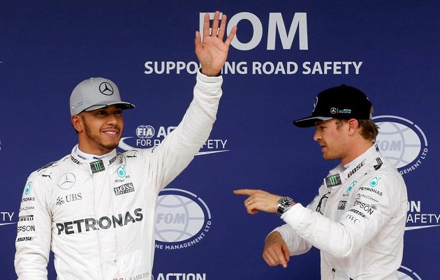 Lewis Hamilton (vlevo) zdraví diváky po triumfu v kvalifikaci na GP Brazílie. Nico Rosberg (vpravo) skončil druhý.