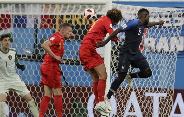 Francouzský zadák Samuel Umtiti (zcela vpravo) přeskočil všechny belgické soupeře a hlavou otevřel skóre semifinálového duelu.