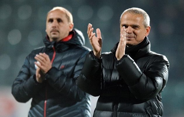 Trenéři Sparty Praha Vítězslav Lavička (vpředu) a Zdeněk Svoboda při děkovačce fanouškům po výhře ve vršovickém Ďolíčku.