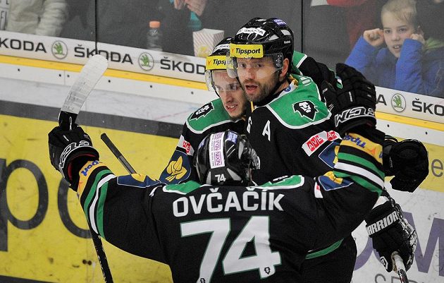 Mladoboleslavský útočník Michal Broš (vpravo) se raduje se spoluhráči z gólu proti Zlínu.