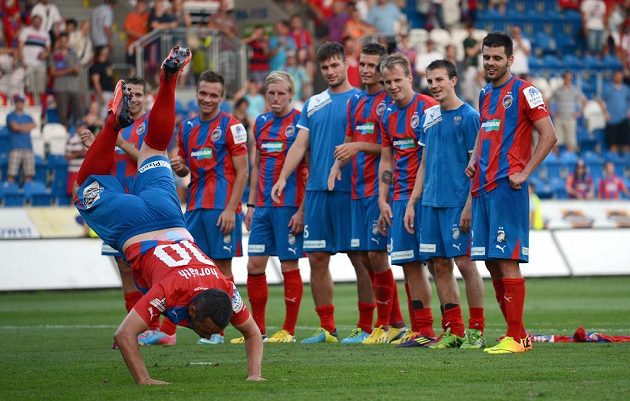 Plzeňský kapitán Pavel Horváth a jeho děkování fanouškům po utkání s Ostravou.