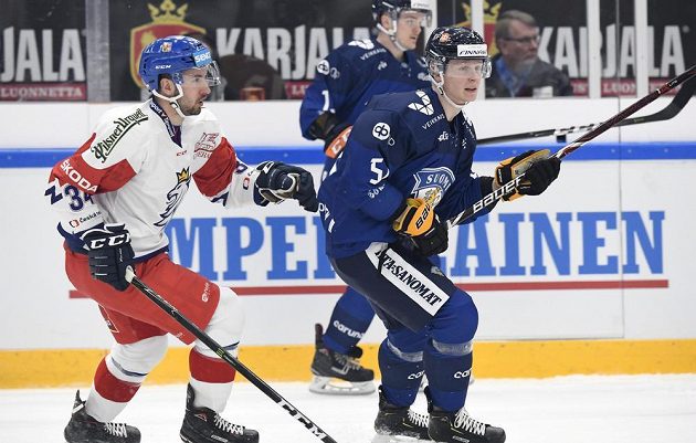 Český hokejista Ondřej Roman v akci během utkání Channel One Cupu proti Finsku. V dresu Suomi Otto Leskinen.