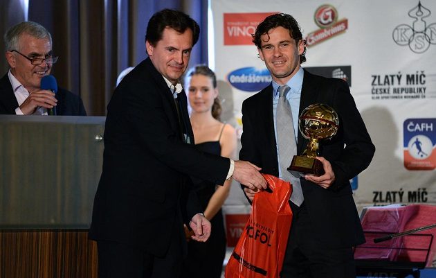 Redaktor Sport.cz předává slávistickému záložníkovi Karolu Kiselovi (vpravo) cenu pro Sympaťáka ligy.