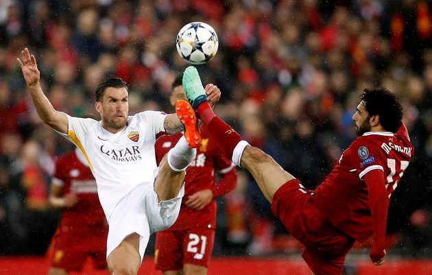 Kevin Strootman (vlevo) z AS Řím v souboji s kanonýrem Liverpoolu Mohamedem Salahem.