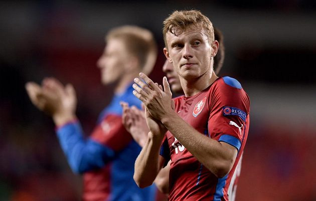 Smutný záložník Ladislav Krejčí děkuje fanouškům za podporu po utkání s Německem.