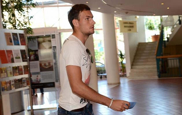 Útočník Michael Rabušic přichází na sraz české fotbalové reprezentace před přátelským utkáním s Maďarskem v NH Hotelu v Praze.