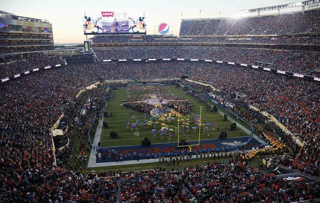 Celkový pohled na přestávkovou show při finále NFL v Santa Claře mezi Denverem a Carolinou.
