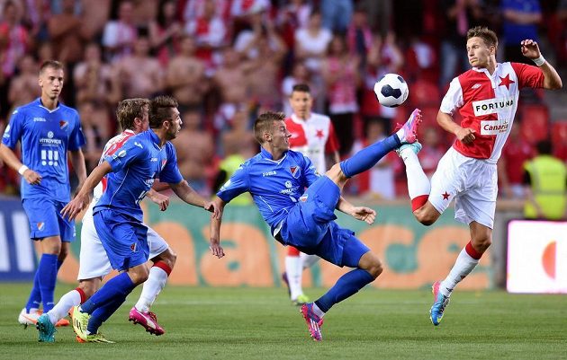 Záložník Baníku Ostrava Ján Greguš (druhý zprava) odkopává míč před slávistickým útočníkem Milanem Škodou (zcela vpravo).