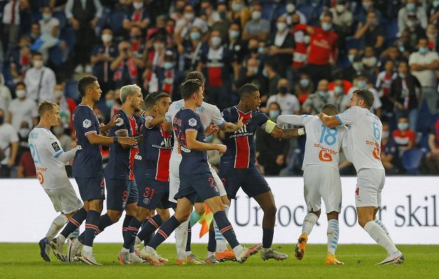 Šlágr francouzské ligy mezi PSG a Marseille byl hodně vyhrocený. K vidění byla potyčka, sudí rozdal pět červených karet.
