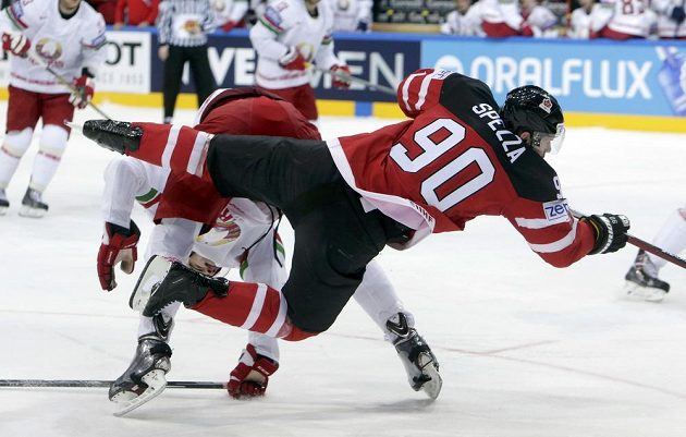 Kanaďan Jason Spezza (vpravo) v drsném souboji s Olegem Jevenkem z Běloruska.