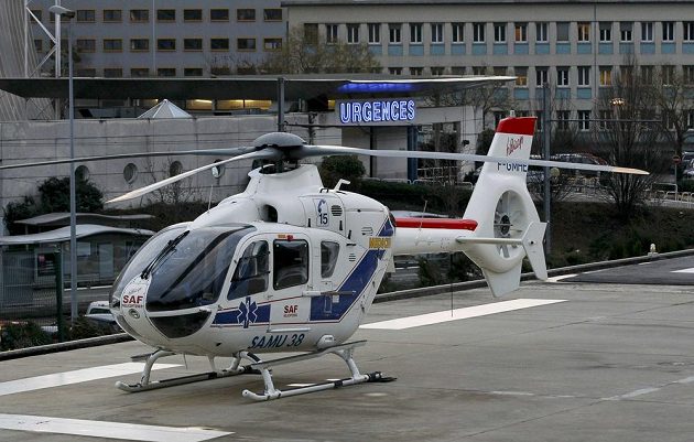 Helikoptéra před nemocnicí v Grenoblu, kam byl transportován Michael Schumacher.