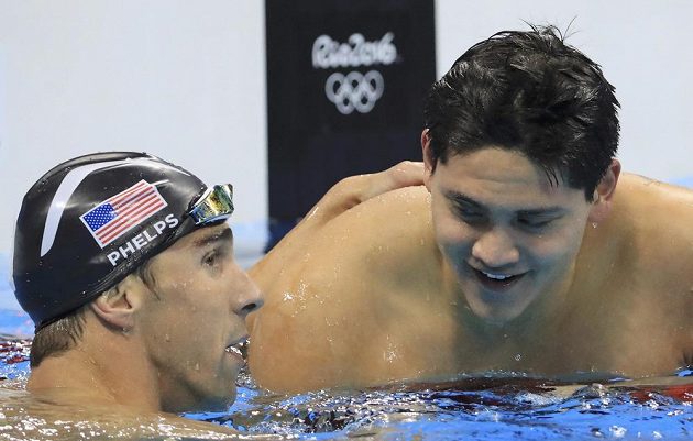 Legenda Michael Phelps blahopřeje přemožiteli ve finále závodu na 100 m motýlek a olympijskému vítězi Josephu Schoolingovi ze Singapuru.