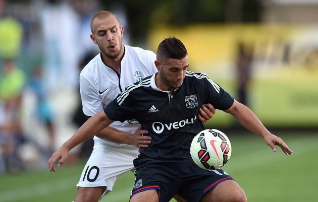 Mladoboleslavský útočník Jiří Skalák (vlevo) a Jordan Ferri z Olympique Lyon.