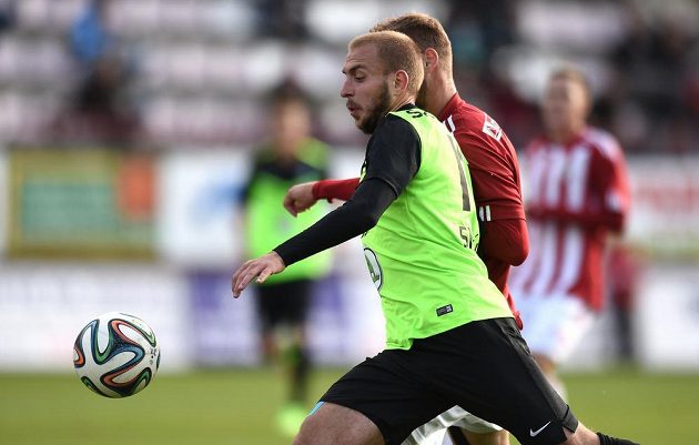 Jiří Skalák z Mladé Boleslavi (vpředu) během utkání osmifinále Poháru FAČR s Viktorií Žižkov.
