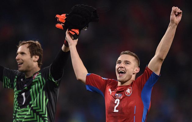 Petr Čech (vlevo) a Pavel Kadeřábek se radují z vítězství nad Islandem v kvalifikačním utkání v Plzni.