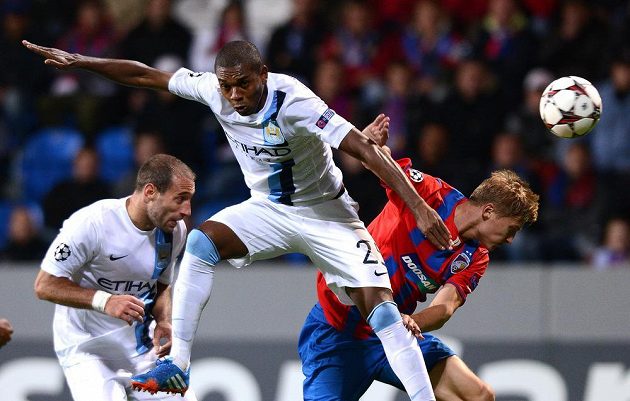Plzeňský obránce Václav Procházka (vpravo) a Fernandinho z Manchesteru City během utkání základní skupiny Ligy mistrů.