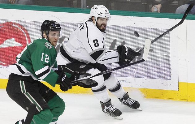 Český útočník Radek Faksa (vlevo) z Dallasu v souboji obráncem Drewem Doughtym z Los Angeles.