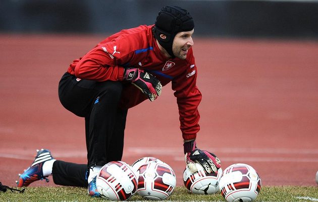 Petr Čech během tréninku české fotbalové reprezentace před utkáním s Norskem.