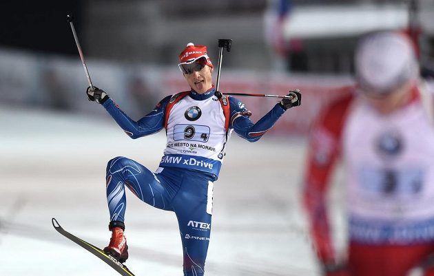 Ondřej Moravec oslavuje druhé místo během závodu smíšených štafet v rámci SP ve Vysočina areně.
