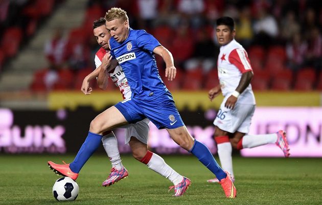 Autor dvou brněnských gólů Stanislav Vávra (vpředu) v souboji se záložníkem Slavie Damienem Boudjemaou.
