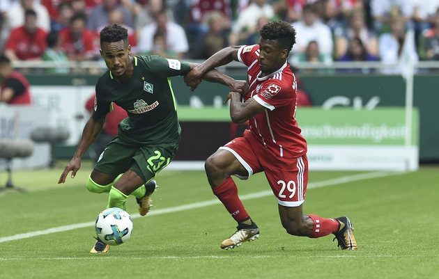 Kingsley Coman z Bayernu Mnichov v souboji s Theodorem Gebre Selassiem z Werderu Brémy během bundesligového utkání, které Bayern vyhrál 2:0.