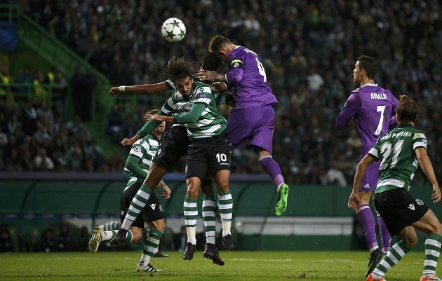 Stoper Realu Madrid Sergio Ramos (třetí zprava) se snaží přes obranu Sportingu hlavičkovat na bránu.