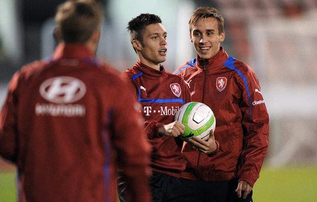 Václav Kadlec (uprostřed) a Josef Šural během tréninku české fotbalové reprezentace před přátelským utkáním s Kanadou.