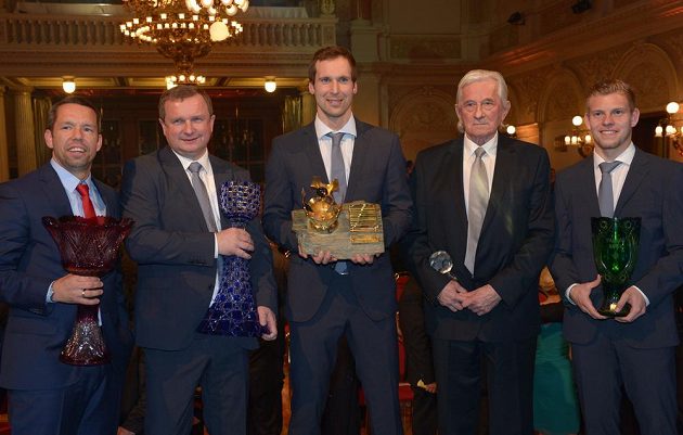 (Zleva) Osobnost ligy Pavel Horváth, trenér roku Pavel Vrba, Fotbalista roku Petr Čech, Legenda v Síni slávy Karel Brückner a talent roku Matěj Vydra v anketě Fotbalista roku 2013.