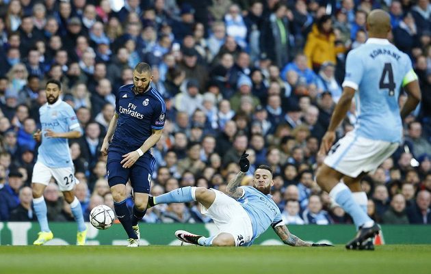 Útočník Realu Karim Benzema (druhý zleva) v souboji s obranou Manchesteru City.