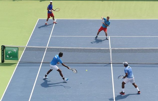 Čeští tenisté Adam Pavlásek a Radek Štěpánek zvládli čtyřhru proti indickému páru Rohan Bopanna, Leandr Paes.