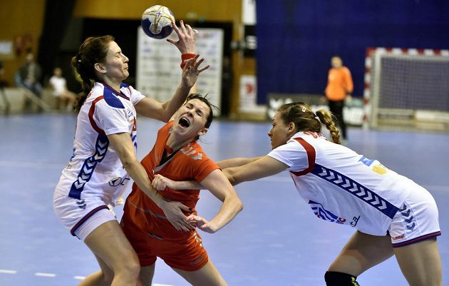 Česká reprezentantka Iveta Luzumová mezi Srbkami. Na snímku dále Sladana Pop-Lazičová (vlevo) a Marija Obradovičová.