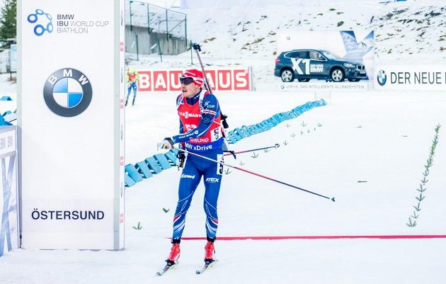 Ondřej Moravec v cíli sprintu na 10 km v Östersundu.